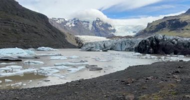 Svinafellsjokull Buzulu İzlanda 'da, buzdağı parçaları suda