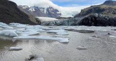 Svinafellsjokull Buzulu İzlanda 'da, buzdağı parçaları suda