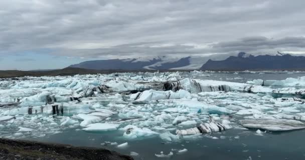 Йокульсарлонское Ледниковое Озеро Исландии Куски Голубых Айсбергов Холодный Ландшафт Европе — стоковое видео