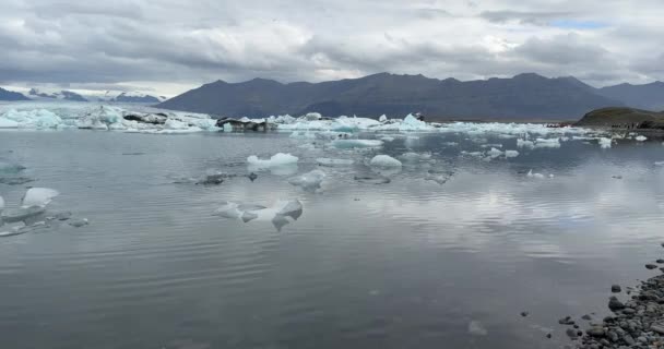 Jezioro Lagunowe Jokulsarlon Islandii Fragmenty Niebieskich Gór Lodowych Zimny Krajobraz — Wideo stockowe