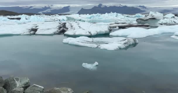 Jokulsarlon Gletsjermeer Ijsland Brokken Blauwe Ijsbergen Koud Landschap Europa — Stockvideo