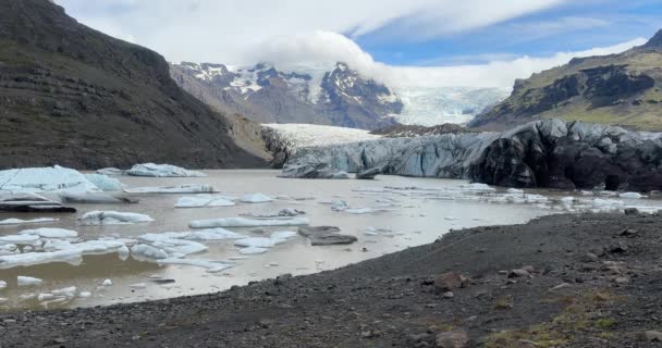 冰岛Svinafellsjokull冰川 冰柱在水里 — 图库视频影像