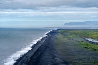 Dyrholaey İzlanda 'dan Vik yakınlarındaki siyah kumsal manzarası