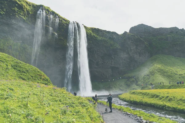 Seljalandsfoss Islandia Julio 2023 Los Turistas Camino Para Caminar Detrás —  Fotos de Stock