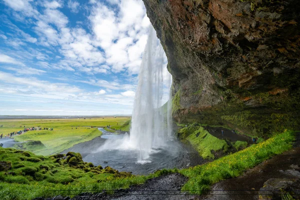 Seljalandsfoss Vízesés Kilátás Vízesés Mögött Izlandon Egy Napsütéses Napon — Stock Fotó