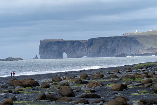 Μαύρη Αμμουδιά Θέα Προς Θάλασσα Στοίβες Και Καμάρες Vik Ισλανδία — Φωτογραφία Αρχείου
