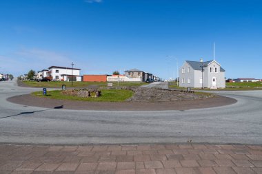 Keflavik, İzlanda - 11 Temmuz 2023: İzlanda yollarındaki tipik döner kavşak veya trafik çemberi