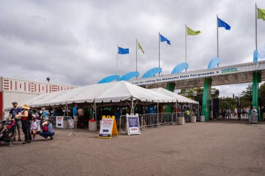 St. Paul, Minnesota - 26 Ağustos 2023: Minnesota Eyalet Fuarındaki yeni güvenlik tarama protokolleri, silah şiddetini önlemek için çanta kontrolleri ve metal dedektörleri de içeriyor