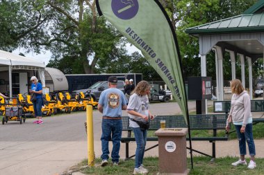 Falcon Heights, Minnesota - 26 Ağustos 2023: Minnesota Eyalet Fuarı 'nda sigara içilen kadınlar