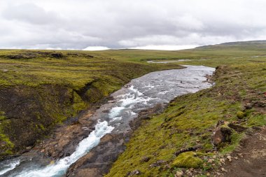 Botnsa Nehri İzlanda 'daki Glymur Şelalesi' ne ulaşmadan önce. Yürüyüşe devam etmek için yürüyüşçülerin nehri geçmesi gerekiyor.
