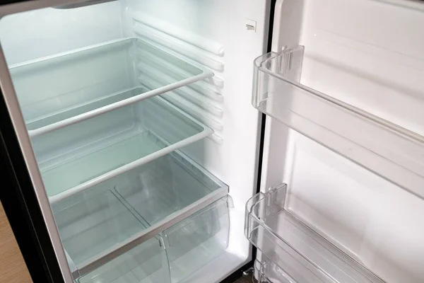 Réfrigérateur Blanc Vide Très Propre Avec Porte Ouverte Photos De Stock Libres De Droits