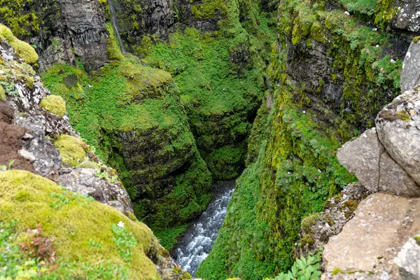 Belo Desfiladeiro Musgoso Colorido Cachoeira Glymur Islândia — Fotografia de Stock