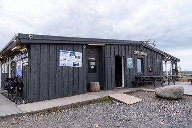 Stoksnes, İzlanda - 6 Temmuz 2023 Viking Cafe 'nin dışında. Turistler, terk edilmiş Viking Köyü 'ne girmek ve Vestrahorn' u görmek için buradan bir bilet almak zorundalar.