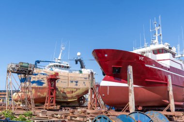 Reykjavik, İzlanda - 10 Temmuz 2023: Limandaki tersanede tekne ve gemiler boyanıyor