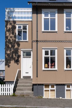 Reykjavik, İzlanda - 10 Temmuz 2023: Geleneksel İskandinav mimarisine sahip ilginç kahverengi-beyaz ev veya misafir evi