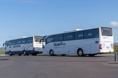 Kerid, İzlanda - 10 Temmuz 2023: Altın Çember boyunca Kerid Krateri 'nin otoparkına park edilmiş tur otobüsleri