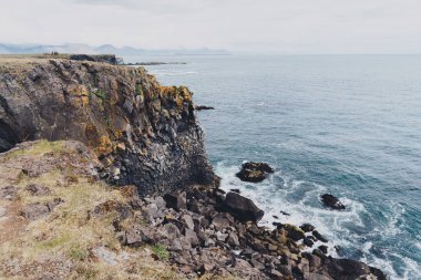 Arnarstapi, İzlanda 'nın engebeli, güzel kıyı şeridi