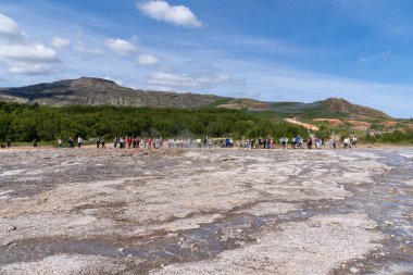 Strokkur, İzlanda - 9 Temmuz 2023: Turist kalabalığı, Altın Çember güzergahı boyunca Strokkur gayzerinin patlamasını bekliyor
