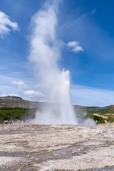 İzlanda 'da Strokkur Geysir gayzeri patladı