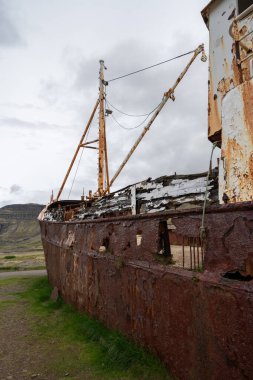 Eski bir nakliye gemisi, Gardar BA 64, İzlanda 'nın batısında karaya oturdu.