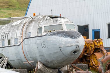 Westfjords, İzlanda - 3 Temmuz 2023: Eski ABD Donanma uçağı, İzlanda kırsalında paslanmaya ve terk edilmeye bırakıldı