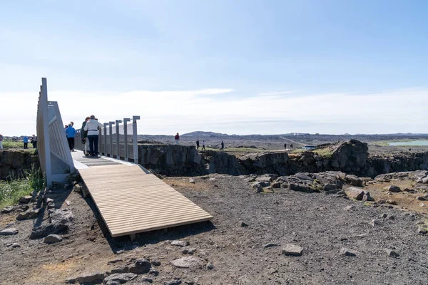 Hafnir, İzlanda - 11 Temmuz 2023: İzlanda Kıtalar Arası Köprü Turistleri