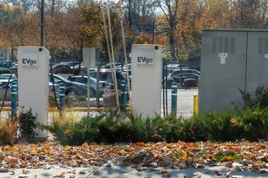 Fairfax, Virginia - 30 Ekim 2023: Otoparktaki elektrikli araçlar için EVgo Hızlı Şarj İstasyonları