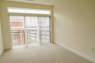 Boş bir apartman dairesi, temiz. İçeri ya da dışarı taşınma konsepti. Basit ev modern dekor