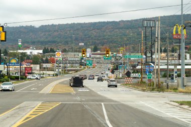 Breezewood, Pennsylvania - 20 Ekim 2023: I-70 Pennsylvania otoyolu kavşağına bakın, benzin istasyonlarından, fast food restoranlarından ve turist tuzağı ve tıkanma noktası olarak bilinen otellerden geçen trafiği takip edin.