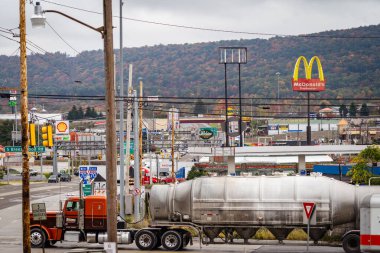 Breezewood, Pennsylvania - 20 Ekim 2023: I-70 Pennsylvania otoyolu kavşağına bakın, benzin istasyonlarından, fast food restoranlarından ve turist tuzağı ve tıkanma noktası olarak bilinen otellerden geçen trafiği takip edin.