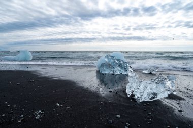 Güzel Elmas Plajı, İzlanda 'nın güney kıyısı boyunca siyah bir kumsal.