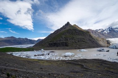 Yaz boyunca İzlanda 'daki güzel Svinafel Jokull buzulu