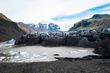 Yaz boyunca İzlanda 'da Svinafellsjokull buzulu