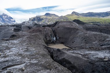 Yaz boyunca İzlanda 'da Svinafellsjokull buzulu