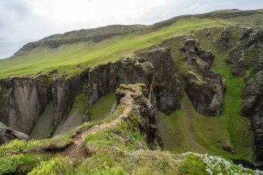 Yaz boyunca İzlanda 'da Fjadrargljufur (Tüy) Kanyonu