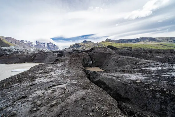 Yaz boyunca İzlanda 'da Svinafellsjokull buzulu