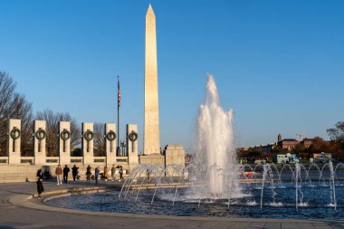 Washington, DC - 11 Kasım 2023: 2. Dünya Savaşı Anıtı ve Washington Anıtı gün batımında