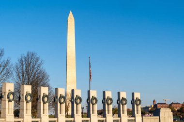 Washington, DC - 11 Kasım 2023: 2. Dünya Savaşı Anıtı ve Washington Anıtı gün batımında