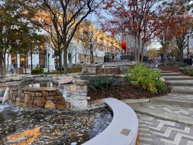 Arlington, Virginia - 11 Kasım 2023 Clarendon Geçidi, plazası ve perakende mağazaları olan sosyal bir bölge.