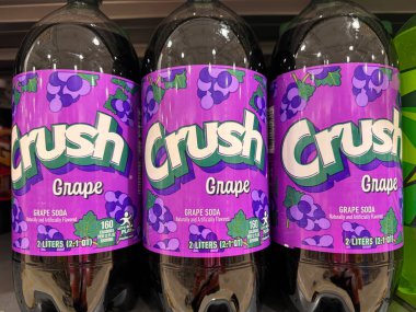 Viyana, Virginia - 13 Kasım 2023: Bir markette Crush Grape Soda şişelerinin gösterimi