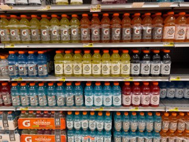 Viyana, Virginia - 13 Kasım 2023: Bir markette satılık çeşitli Gatorade aromaları büyük bir seçim