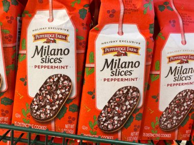 Viyana, Virginia - 13 Kasım 2023: Markette Pepperidge Farms Milano Naneli Kurabiyeleri Gösterimi