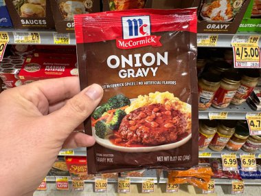Viyana, Virginia - 13 Kasım 2023: Hand, McCormick marka bir soğan sosu paketini tutuyor