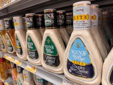 Viyana, Virginia - 13 Kasım 2023: Bir markette Ken 's Steak House salata sosunun çeşitli çeşnileri ve çeşitleri