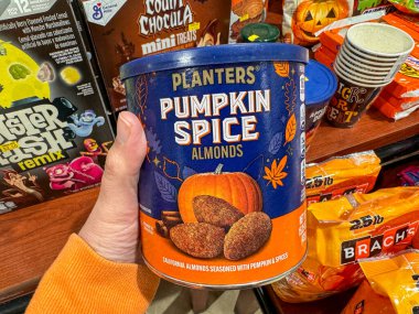 Viyana, Virginia - 13 Kasım 2023: El, satılık bir kabak baharatı konservesi tutuyor