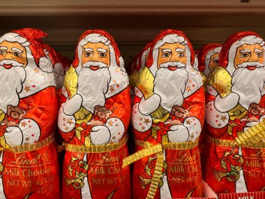 Viyana, Virginia - 13 Kasım 2023: Lindt Noel Baba Noel tatili için çikolataya şekil verdi
