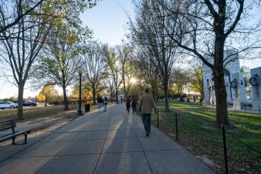 Washington, DC - 18 Kasım 2023: Turistler sonbaharda, gün batımına yakın Washington DC 'nin ünlü anıtlarını ve anıtlarını geziyorlar