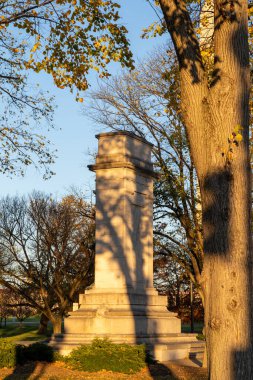 Washington, DC - 19 Kasım 2023: Sonbaharda John Paul Jones anıtının günbatımı gölge görüntüsü