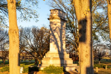 Washington, DC - 19 Kasım 2023: Sonbaharda John Paul Jones anıtının günbatımı gölge görüntüsü