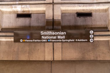 Washington, DC - 19 Kasım 2023: Smithsonian National Mall metro istasyonu için imza